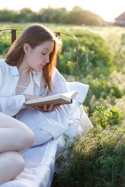 Gün Batımında Tarlaların Arasında Kitap Okuyan Kız — Stok fotoğraf
