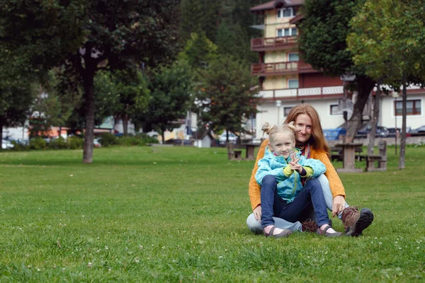 Famille Heureuse Mère Avec Fille Dans Parc Canazei Ital — Photo