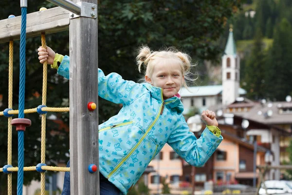 Lächelndes Kleines Mädchen Auf Dem Spielplatz Canazei Italien — Stockfoto