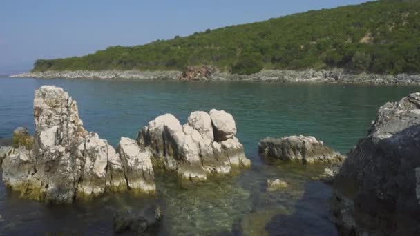 Скелясте Узбережжя Грецьких Островів Досить Хвилі Спокійній Блакитній Морській Поверхні — стокове відео