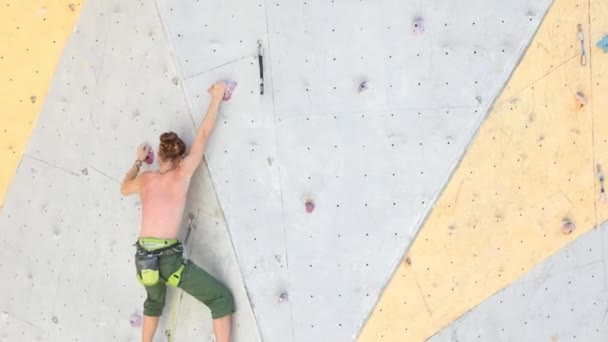 Man Climbing Rock Wall Doing Outdoor Bouldering Exercises Gym — Wideo stockowe