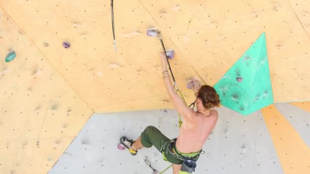 Man Climbing Rock Wall Doing Outdoor Bouldering Exercises Gym — ストック動画