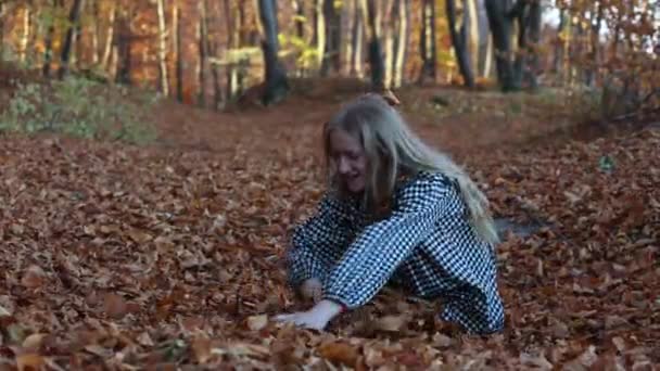 Roztomilé Teen Dívka Hraje Červenými Listy Slunečném Podzimním Lese — Stock video