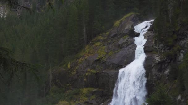 オーストリア ザルツブルク州のハイ トーアン国立公園のクリムル滝の眺め — ストック動画