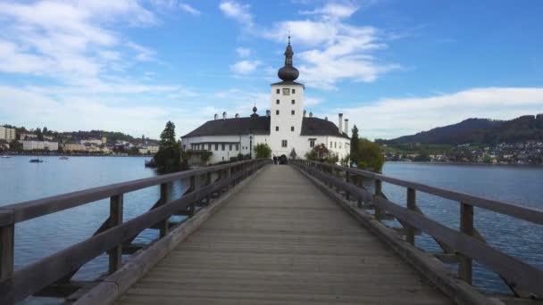 グムンデン オーストリア 2019年10月21日 グムンデン オーストリアのトラウンゼー湖の上のシュロス オールト城の風景 — ストック動画