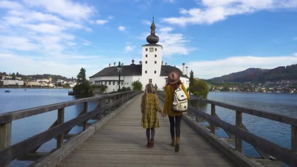 Matka Córka Podróżują Drewnianym Moście Słynnego Zamku Schloss Ort Jezioro — Wideo stockowe