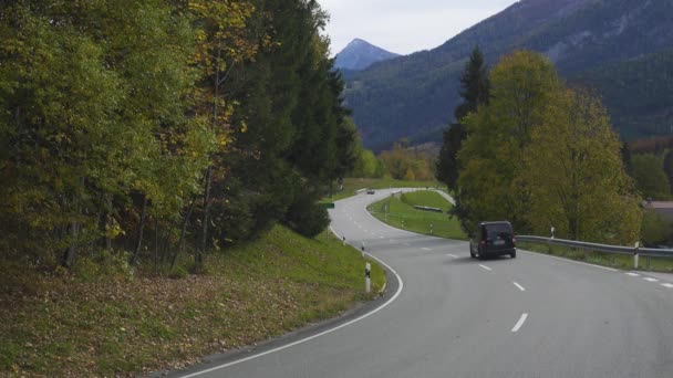 Auto Auf Kurvenreicher Straße Den Bayerischen Alpen Bei Sonnigem Herbsttag — Stockvideo