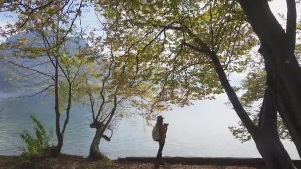 Dziewczyna Odkrywca Plecakiem Podróży Biorąc Zdjęcie Pięknej Panoramy Jeziora Górskiego — Wideo stockowe