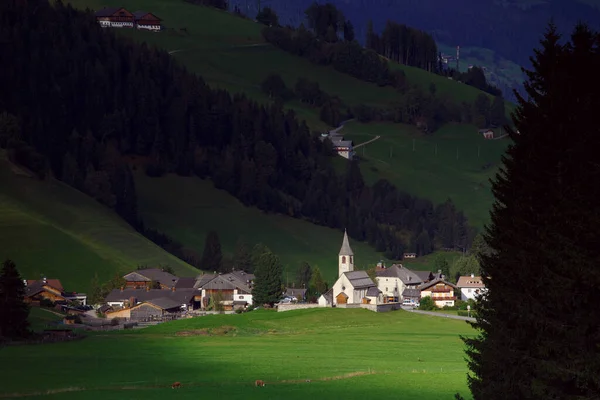 Podzimní Krajina Krásný Výhled Alpské Vesnice Pozadí Hory — Stock fotografie