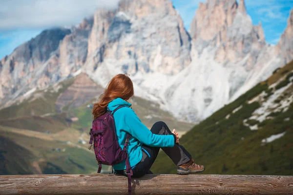 Meisje Wandelaar Zitten Kijken Naar Gesneeuwde Bergen Dolomieten Italië — Stockfoto