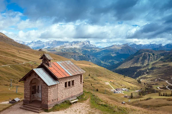Schöne Landschaft Und Blick Auf Die Kleine Kirche Passo Pordoi — Stockfoto