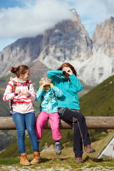 Familia Madre Dos Hermanas Niñas Excursionistas Sentados Banco Las Montañas —  Fotos de Stock