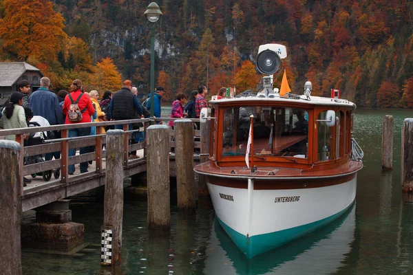 コニグゼー ドイツ 10月20 2019 桟橋の人々は湖でボートに乗るのを待っています ドイツのコニグゼー — ストック写真