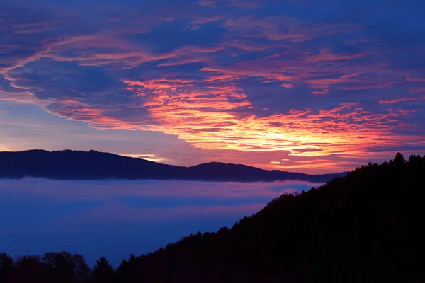 美しい風景 山の中で明るい日の出 — ストック写真