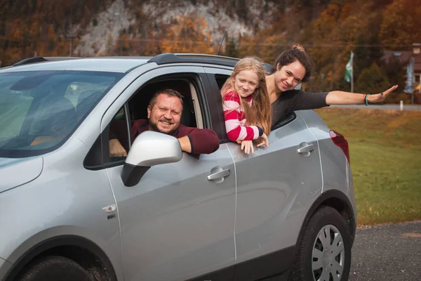 Happy Girls Boy Looking Out Car Windo — Stock Photo, Image
