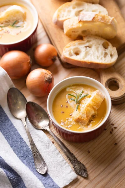 ランチにおいしいカボチャのスープ おいしくて健康的なフード — ストック写真