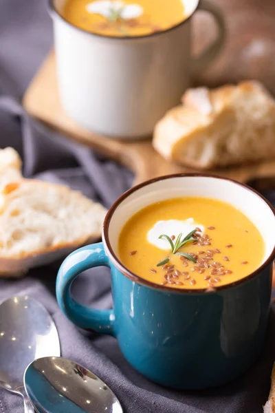ランチにおいしいカボチャのスープ おいしくて健康的なフード — ストック写真