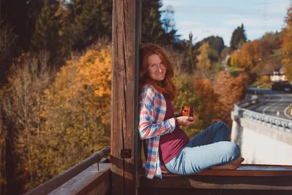 Meisje Met Een Kop Koffie Zittend Reling Het Balkon Ochtend — Stockfoto