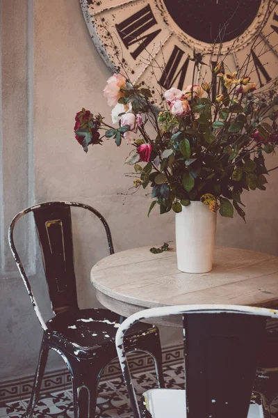 Beautiful Table Chairs Cafe Bouquet Roses Vas — Stock Photo, Image