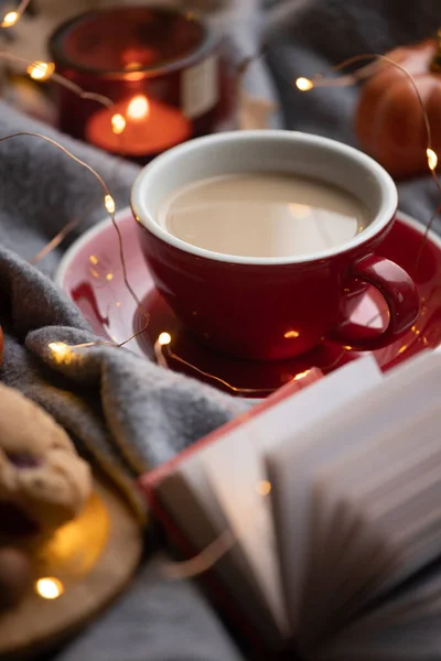 Gemütlicher Herbsthintergrund Tasse Kaffee Und Kerze — Stockfoto