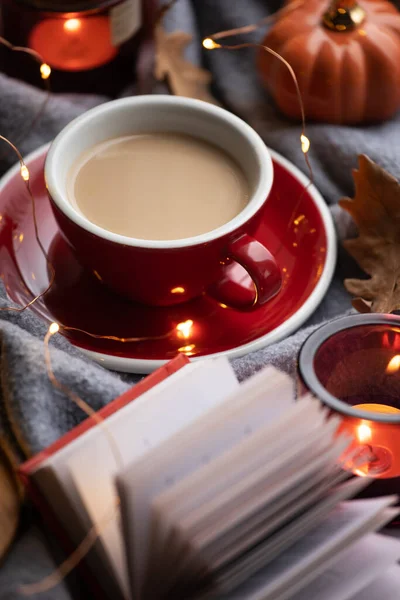 Gemütlicher Herbsthintergrund Tasse Kaffee Und Kerze — Stockfoto