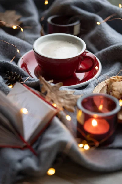 Gemütlicher Hintergrund Tasse Kaffee Und Kerze — Stockfoto