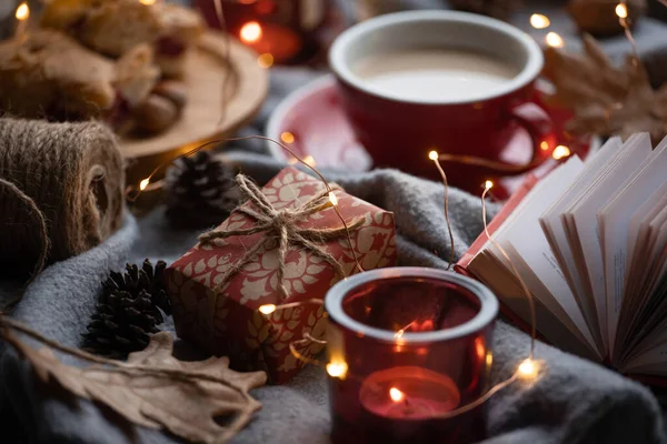 Gemütlicher Hintergrund Tasse Kaffee Geschenk Und Kerze — Stockfoto