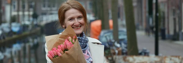 Feliz Chica Sonriente Sosteniendo Ramo Tulipanes Pie Una Calle Amsterdam — Foto de Stock