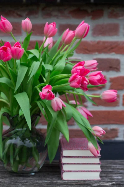 Bellissimi Tulipani Rosa Vaso Libri Contro Backgroun Muro Mattoni — Foto Stock