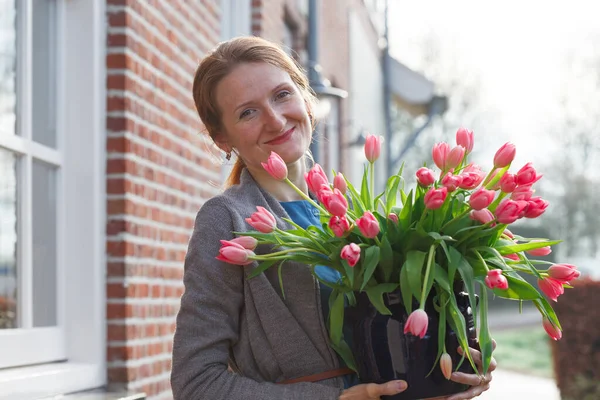 여자는 전통적인 네덜란드 튤립과 꽃병을 네덜란드 — 스톡 사진