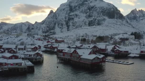 ノルウェー北部のロフトテン諸島の海岸にある有名な伝統的な多色の木造漁家の夕景 — ストック動画