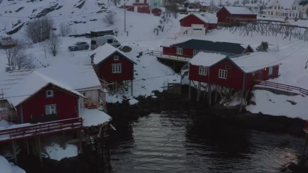ノルウェー北部のロフトテン諸島の海岸にある有名な伝統的な多色の木造漁家の夕景 — ストック動画