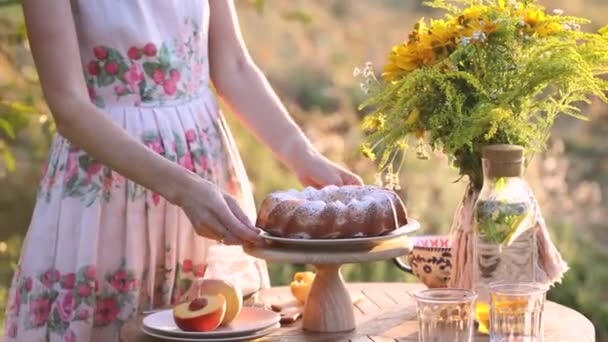 Kobieta Przygotowuje Stół Deserem Ciasta Ogrodzie Promieniach Zachodzącego Słońca — Wideo stockowe