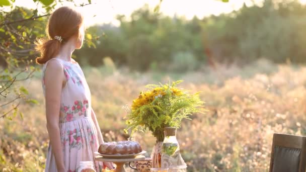 Mujer Preparando Mesa Cena Con Postre Torta Jardín Los Rayos — Vídeos de Stock