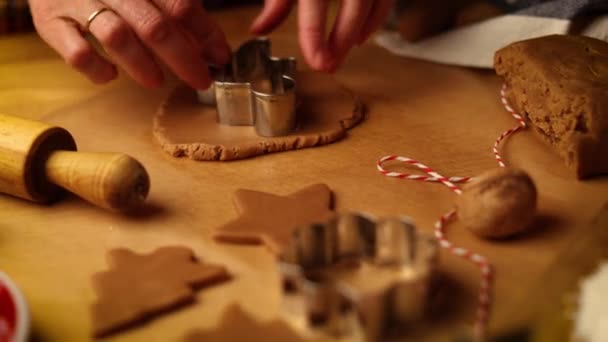 Ręce Dziewczyny Piekące Świąteczne Ciasteczka Piernika Szczegóły Dotyczące Przygotowań Świątecznych — Wideo stockowe