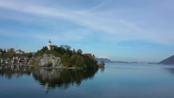 奥地利Salzkammergut Traunsee湖上著名的Traunkirchen教堂的景观 — 图库视频影像