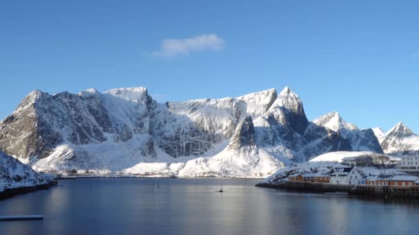 Krásná Norská Zimní Krajina Pestrobarevným Rorbu Zakotvených Rybářských Lodí Zátoce — Stock video