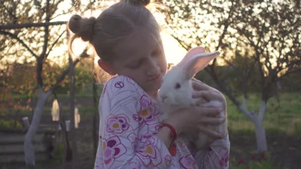 Flicka Och Kanin Trädgården Lycklig Barndom Byn — Stockvideo
