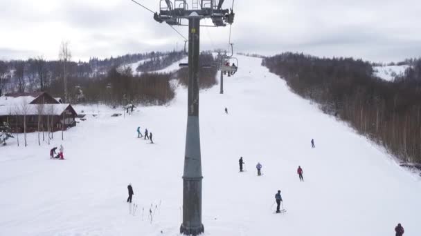 滑雪场的抽象全景 带着滑雪车和滑雪场的前景 滑雪胜地的冬季体育休闲活动 — 图库视频影像