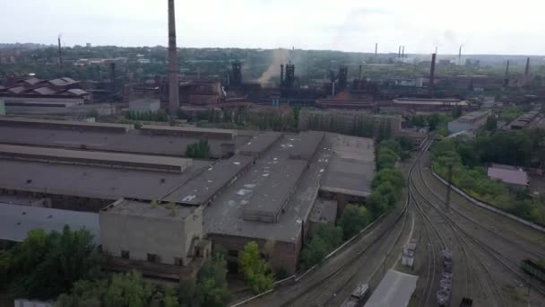 Miejska Panorama Dymem Rur Instalacyjnych Nad Budynkami Miejskimi — Wideo stockowe