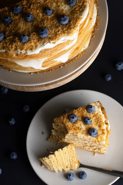 Honigkuchen Auf Schwarzem Hintergrund Mit Blaubeeren — Stockfoto