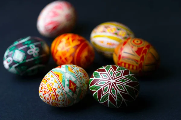 Veselé Velikonoce Krásné Velikonoční Vejce Pysanka Ručně Vyrobené Černém Pozadí — Stock fotografie