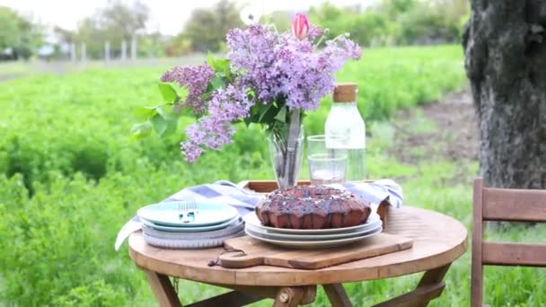Tatlı Pastalı Yemek Masası Çiçekler Buketi Rüzgarlı Bahar Gününde Özel — Stok video