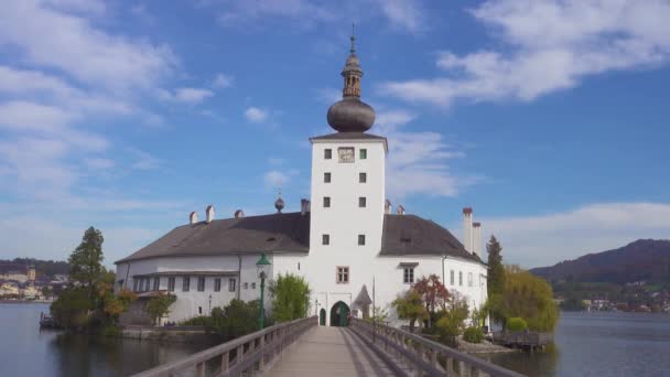 2019年10月21日 奥地利格蒙德登湖上Schloss Ort城堡的场景视图 — 图库视频影像