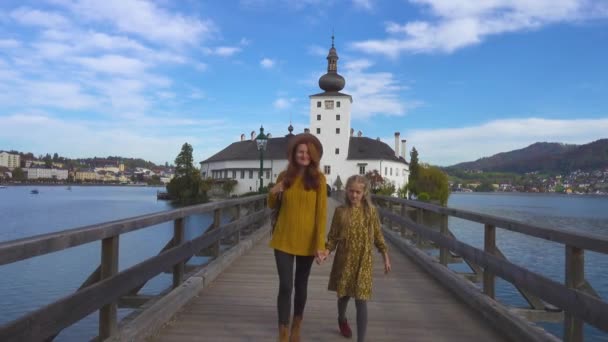 Мать Дочь Путешественники Идут Деревянному Мосту Знаменитому Замку Замок Орт — стоковое видео