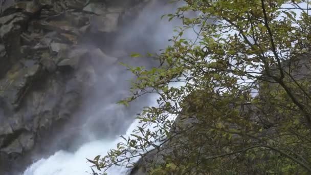 オーストリア ザルツブルク州のハイ トーアン国立公園のクリムル滝の眺め — ストック動画