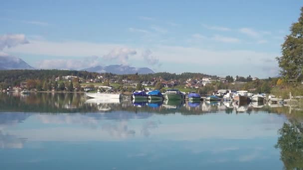 Осенний Вид Австрийское Озеро Фаакерзее Точки Зрения Солнечного Октября — стоковое видео