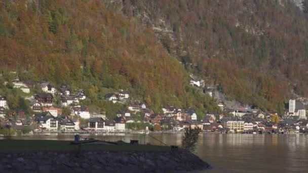 Uitzicht Het Prachtige Oostenrijkse Bergdorp Hallstatt Zonnige Herfstdag — Stockvideo
