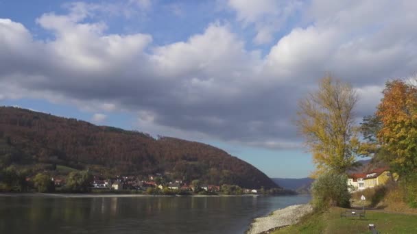 秋天奥地利Wachau山谷多瑙河河岸上的Duernstein镇风景 — 图库视频影像