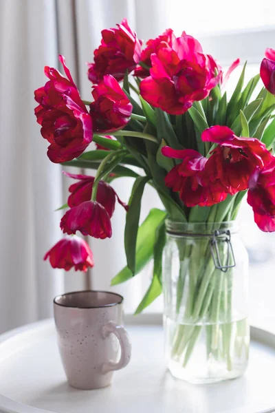 Bellissimi Tulipani Rosa Vaso Con Tazza Libri Ancora Lif — Foto Stock